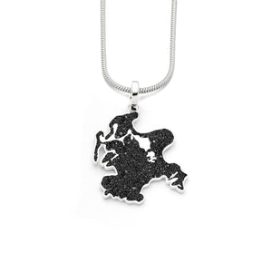 Silberner Rügen-Anhänger mit schwarzem Lavasand, Inselumriss mit Hiddensee, an silberner Schlangenkette