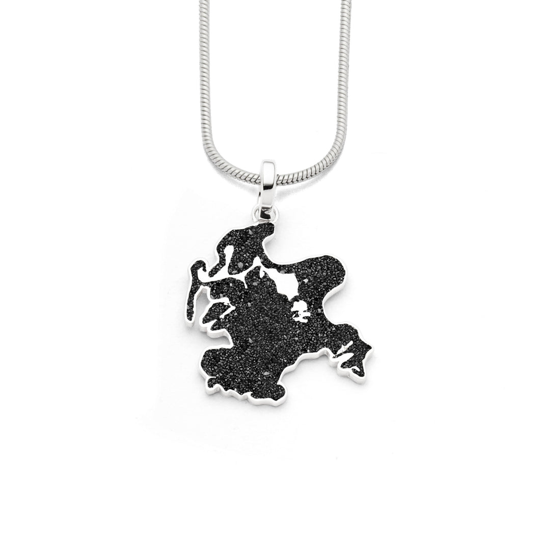 Silberner Rügen-Anhänger mit schwarzem Lavasand, Inselumriss mit Hiddensee, an silberner Schlangenkette