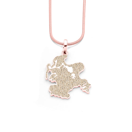 Rosévergoldeter Anhänger in Form der Insel Rügen mit Hiddensee, gefüllt mit echtem Strandsand, an einer roséfarbenen Schlangenkette