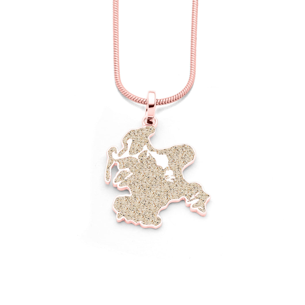 Rosévergoldeter Anhänger in Form der Insel Rügen mit Hiddensee, gefüllt mit echtem Strandsand, an einer roséfarbenen Schlangenkette