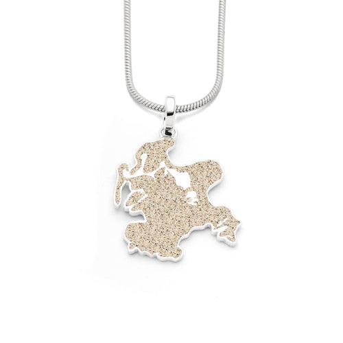 Silberner Anhänger in Form der Insel Rügen mit Hiddensee, gefüllt mit echtem Strandsand, an silberner Schlangenkette