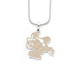 Silberner Anhänger in Form der Insel Rügen mit Hiddensee, gefüllt mit echtem Strandsand, an silberner Schlangenkette