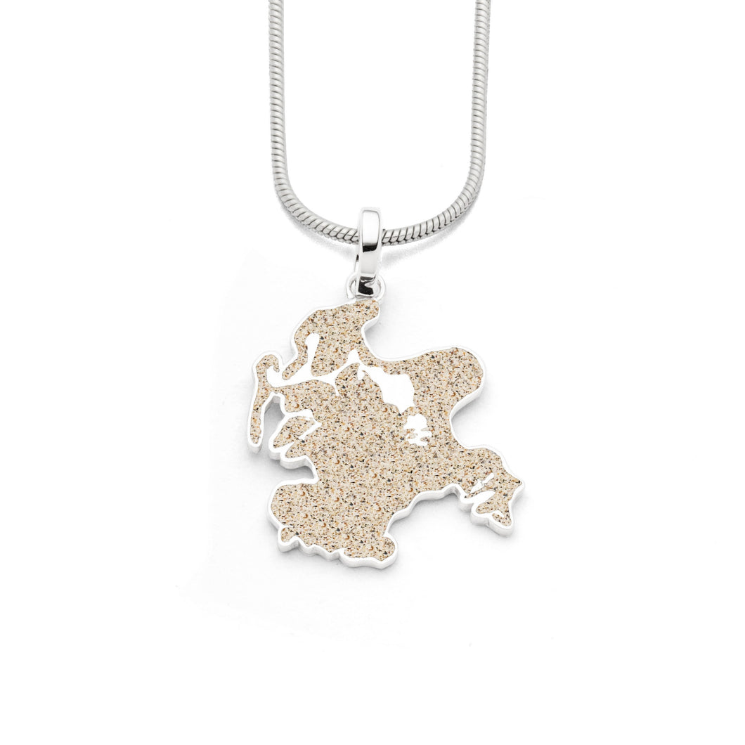 Silberner Anhänger in Form der Insel Rügen mit Hiddensee, gefüllt mit echtem Strandsand, an silberner Schlangenkette