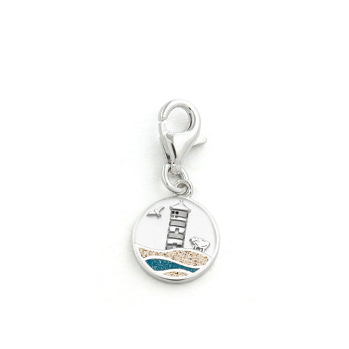 Runder DUR Charm „Strandwellen – Pilsumer Leuchtturm“ mit Otto-Turm, Schaf und Möwe, Wellen gefüllt mit Strandsand und blauem Kyanit-Sand, gefasst in rhodiniertem 925er Silber – für Sammelarmbänder