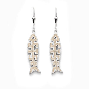 Ohrhänger „Fischgräte Ostsee“ von DUR Schmuck, silberne Fischform mit Strandsandfüllung und ausgestanztem „Ostsee“-Schriftzug, aus rhodiniertem 925er Silber
