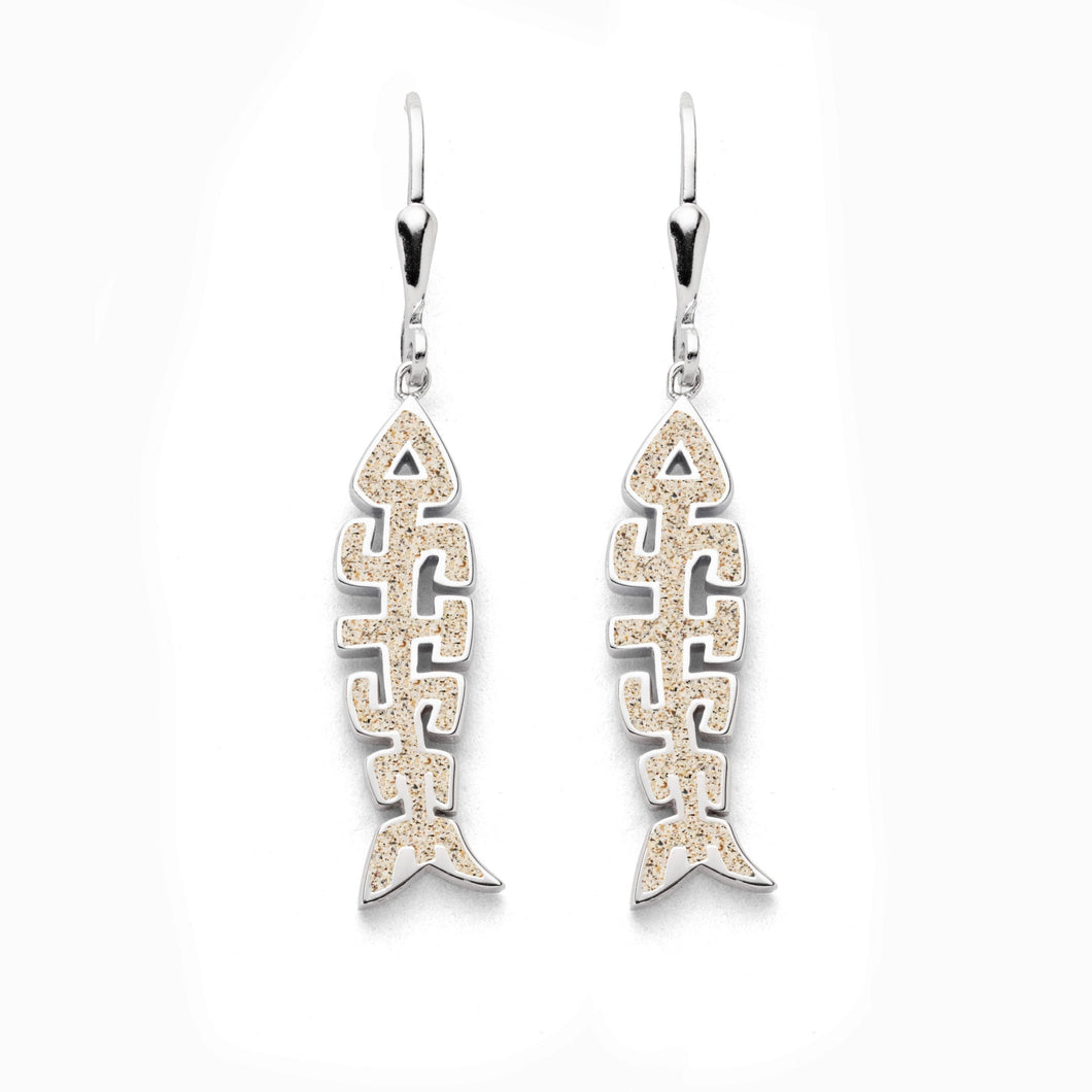 Ohrhänger „Fischgräte Ostsee“ von DUR Schmuck, silberne Fischform mit Strandsandfüllung und ausgestanztem „Ostsee“-Schriftzug, aus rhodiniertem 925er Silber
