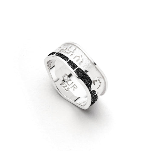 Ring „Strandwellen Rügen“ von DUR Schmuck, 9 mm Bandform mit Motiven von Seebrücke Sellin, Rügen-Silhouette, Kap Arkona & Rügenbrücke, mit Lavasand und rhodiniertem Silber