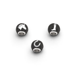 Strandsandkugel „Pferdeglück“ von DUR Schmuck mit Pferdekopf, Hufeisen und Reitstiefel, eingebettet in schwarzem Lavasand, gefasst in rhodiniertem 925er Sterling-Silber
