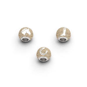 Strandsandkugel „Pferdeglück“ von DUR Schmuck mit Pferdekopf, Hufeisen und Reitstiefel, eingebettet in echtem Strandsand, gefasst in rhodiniertem 925er Sterling-Silber
