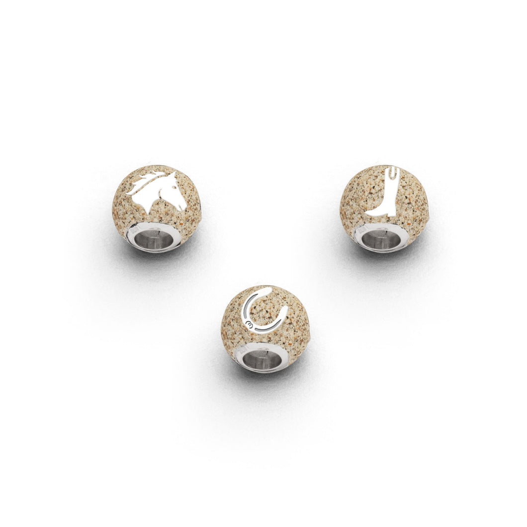 Strandsandkugel „Pferdeglück“ von DUR Schmuck mit Pferdekopf, Hufeisen und Reitstiefel, eingebettet in echtem Strandsand, gefasst in rhodiniertem 925er Sterling-Silber
