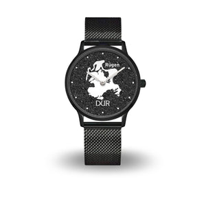 Große DUR Uhr „Rügen“ mit schwarzem Lavasand-Ziffernblatt, Insel-Silhouette und Schriftzug, Saphirglas, schwarzes Edelstahlgehäuse mit 20 mm Meshband, 40 mm
