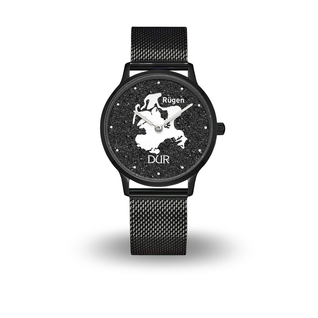 DUR Uhr „Rügen“ mit schwarzem Lavasand-Ziffernblatt, Insel-Silhouette und Schriftzug, Saphirglas, PVD-beschichtetes Edelstahlgehäuse, Meshband, 36 mm