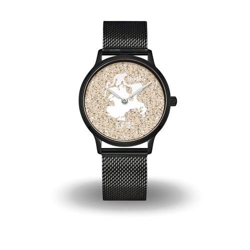 Schwarze DUR Uhr „Rügen“ mit echtem Strandsand-Ziffernblatt, Insel-Silhouette und Schriftzug, Saphirglas, PVD-beschichteter Edelstahl, Meshband, 36 mm