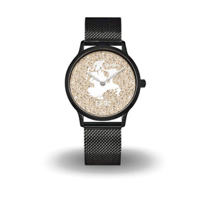 Schwarze DUR Uhr „Rügen“ mit echtem Strandsand-Ziffernblatt, Insel-Silhouette und Schriftzug, Saphirglas, PVD-beschichteter Edelstahl, Meshband, 36 mm