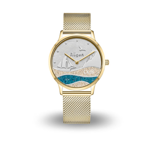Goldfarbene DUR Uhr „Strandwellen Rügen“ mit echtem Strandsand- und Kyanit-Ziffernblatt, Motiv mit Wellen, Schiff, Kreidefelsen, Möwe & „Rügen“-Schriftzug, 36 mm, Meshband