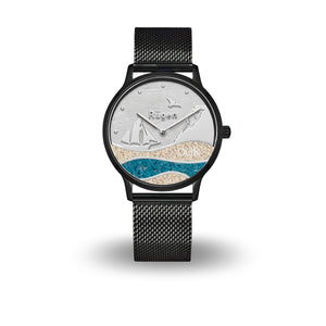 Schwarze DUR Uhr „Strandwellen Rügen“ mit Ziffernblatt aus echtem Strandsand und Kyanit, Motiv mit Wellen, Schiff, Kreidefelsen, Möwe & „Rügen“-Schriftzug, 36 mm, Edelstahl Meshband