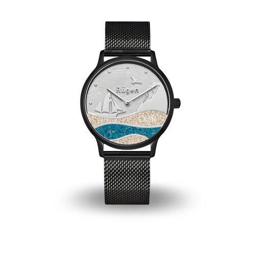 Schwarze DUR Uhr „Strandwellen Rügen“ mit Strandsand- und Kyanit-Ziffernblatt, Motiv mit Wellen, Schiff, Kreidefelsen, Möwe & Schriftzug „Rügen“, 40 mm, Edelstahl Meshband
