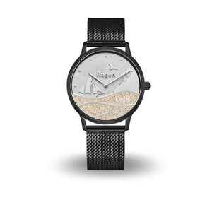 DUR Uhr „Strandwellen Rügen“ mit echtem Strandsand-Ziffernblatt, Motiv mit Wellen, Kreidefelsen, Schiff, Möwe und Schriftzug „Rügen“, schwarzes Edelstahlgehäuse, 36 mm