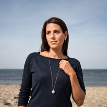 Laden Sie das Bild in den Galerie-Viewer, DUR Schmuck: Anhänger &quot;Fischschwarm&quot; mit Strandsand und blauem Steinsand P3907
