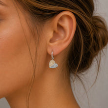 Laden Sie das Bild in den Galerie-Viewer, DUR Schmuck: Ohrringe, Creolen "Heart" mit Strandsand/Crystal, Edelstahl, STE1005SA
