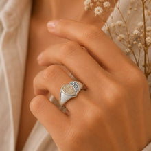 Laden Sie das Bild in den Galerie-Viewer, DUR Schmuck: Ring, Siegelring "Heart" mit Strandsand/Crystal, Edelstahl, STR1004SA
