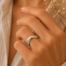 Laden Sie das Bild in den Galerie-Viewer, DUR Schmuck: Ring "Twinfinity" mit Strandsand, Edelstahl, STR1010SA

