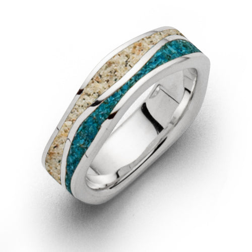 Freigestelltes Produktbild des Rings „Strandwellen“ mit wellenförmiger Füllung aus echtem Strandsand® und blauem Steinsand im polierten Silberrahmen