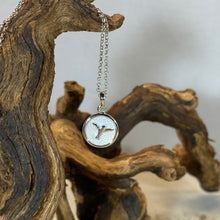Laden Sie das Bild in den Galerie-Viewer, Kette „weiße Möwe“ von DUR Schmuck
