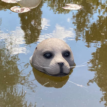 Laden Sie das Bild in den Galerie-Viewer, Schwimmende Robbe, Seehund, Deko für Teich und Garten, hellbraun oder grau
