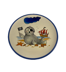 Teller Piraten-Robbe - Jeder Name ist möglich und wird graviert. Auf dem Keramikteller befindet sich eine Robbe und ein Piratenschiff