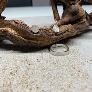 Ring "Flut" von DUR Schmuck, 925er Sterlingsilber, dekoriert auf einem Stück Treibholz, hier mit den passenden Ohrsteckern "Sandbank" von DUR Schmuck