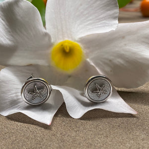 Ohrstecker "Seestern" von DUR Schmuck, Perlmutt und 925er Sterlingsilber, dekoriert vor einer weißen Blüte